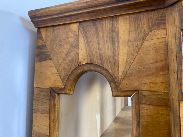 WMK I Imposante handverzierte 60er Jahre Bombé Vitrine in Barock Stil I Vollholz in Walnuss I Wohnzimmervitrine Schrank Glasvitrine Geschirrschrank Stilmöbel Rokoko Louis XV Vintage Berlin Bayern NRW