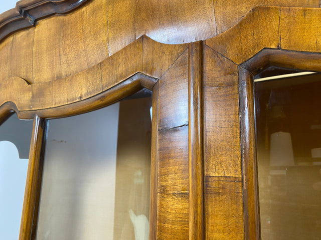 WMK I Imposante handverzierte 60er Jahre Bombé Vitrine in Barock Stil I Vollholz in Walnuss I Wohnzimmervitrine Schrank Glasvitrine Geschirrschrank Stilmöbel Rokoko Louis XV Vintage Berlin Bayern NRW