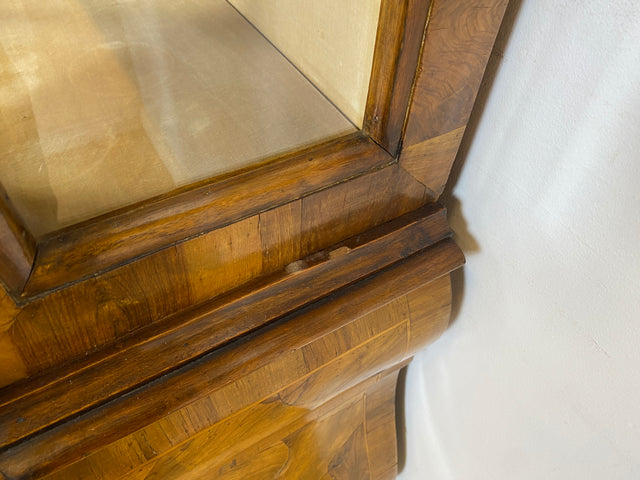 WMK I Imposante handverzierte 60er Jahre Bombé Vitrine in Barock Stil I Vollholz in Walnuss I Wohnzimmervitrine Schrank Glasvitrine Geschirrschrank Stilmöbel Rokoko Louis XV Vintage Berlin Bayern NRW