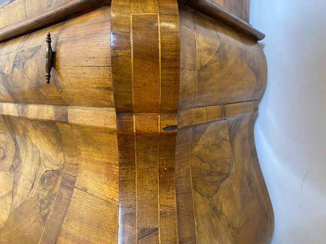 WMK I Imposante handverzierte 60er Jahre Bombé Vitrine in Barock Stil I Vollholz in Walnuss I Wohnzimmervitrine Schrank Glasvitrine Geschirrschrank Stilmöbel Rokoko Louis XV Vintage Berlin Bayern NRW