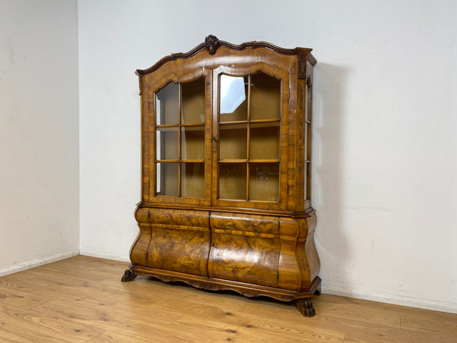 WMK I Imposante handverzierte 60er Jahre Bombé Vitrine in Barock Stil I Vollholz in Walnuss I Wohnzimmervitrine Schrank Glasvitrine Geschirrschrank Stilmöbel Rokoko Louis XV Vintage Berlin Bayern NRW