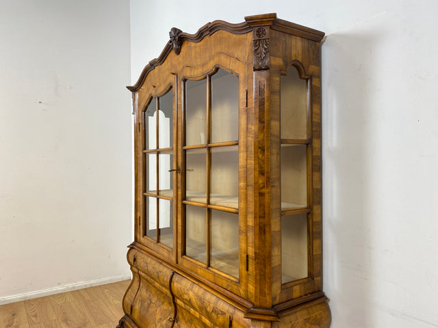 WMK I Imposante handverzierte 60er Jahre Bombé Vitrine in Barock Stil I Vollholz in Walnuss I Wohnzimmervitrine Schrank Glasvitrine Geschirrschrank Stilmöbel Rokoko Louis XV Vintage Berlin Bayern NRW