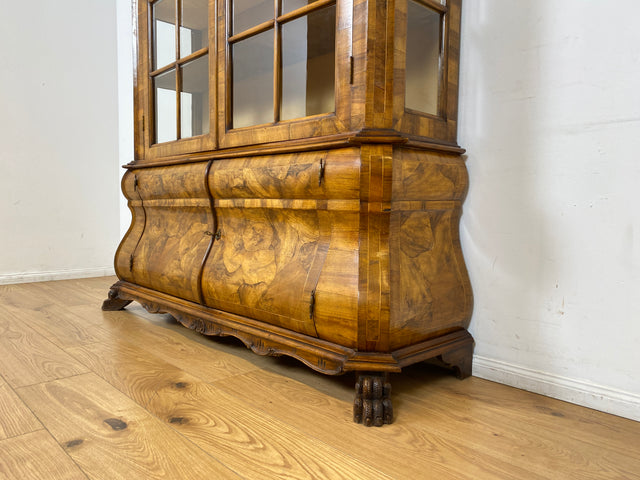 WMK I Imposante handverzierte 60er Jahre Bombé Vitrine in Barock Stil I Vollholz in Walnuss I Wohnzimmervitrine Schrank Glasvitrine Geschirrschrank Stilmöbel Rokoko Louis XV Vintage Berlin Bayern NRW