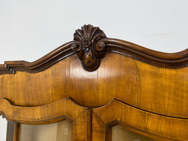 WMK I Imposante handverzierte 60er Jahre Bombé Vitrine in Barock Stil I Vollholz in Walnuss I Wohnzimmervitrine Schrank Glasvitrine Geschirrschrank Stilmöbel Rokoko Louis XV Vintage Berlin Bayern NRW