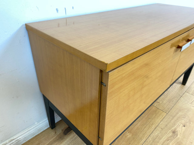 WMK # Minimalistische helle 70er Jahre DDR Kommode mit formschönen Originalgriffen # Lowboard Sideboard Wäschekommode Schuhschrank Schuhkommode TV-Bank TV-Lowboard Vintage Retro Berlin Leipzig Dresden