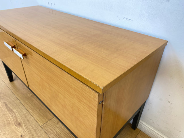 WMK # Minimalistische helle 70er Jahre DDR Kommode mit formschönen Originalgriffen # Lowboard Sideboard Wäschekommode Schuhschrank Schuhkommode TV-Bank TV-Lowboard Vintage Retro Berlin Leipzig Dresden