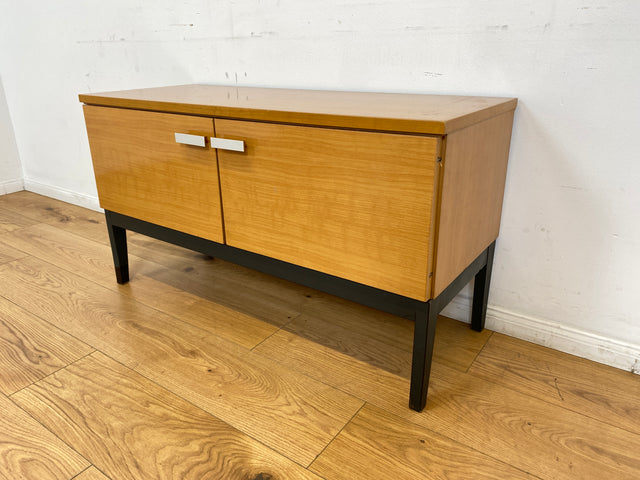 WMK # Minimalistische helle 70er Jahre DDR Kommode mit formschönen Originalgriffen # Lowboard Sideboard Wäschekommode Schuhschrank Schuhkommode TV-Bank TV-Lowboard Vintage Retro Berlin Leipzig Dresden