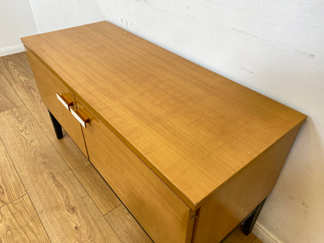 WMK # Minimalistische helle 70er Jahre DDR Kommode mit formschönen Originalgriffen # Lowboard Sideboard Wäschekommode Schuhschrank Schuhkommode TV-Bank TV-Lowboard Vintage Retro Berlin Leipzig Dresden
