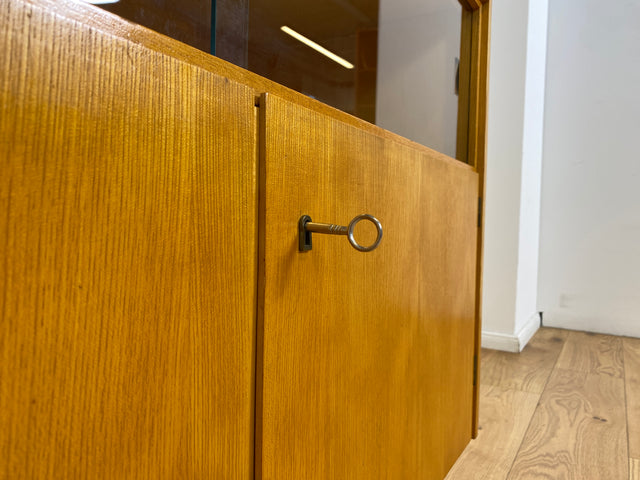 WMK I Sehr schöne helle Mid-Century Kommode mit Vitrine und konischen Füßen I Sideboard Wäschekommode TV Lowboard Bank Barkommode Chest Schrank Sideboard Vintage 50er 60er Frankfurt Magdeburg Potsdam