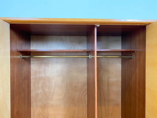 WMK Hochwertiger, stilvoller & sehr gut erhaltener heller 60er Jahre Mid-Century Kleiderschrank aus vollem Holz # Schrank Schlafzimmerschrank Flurschrank Garderobe Wäscheschrank Wardrobe Vintage 50er