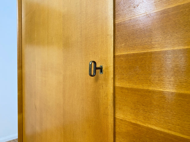 WMK Hochwertiger, stilvoller & sehr gut erhaltener heller 60er Jahre Mid-Century Kleiderschrank aus vollem Holz # Schrank Schlafzimmerschrank Flurschrank Garderobe Wäscheschrank Wardrobe Vintage 50er