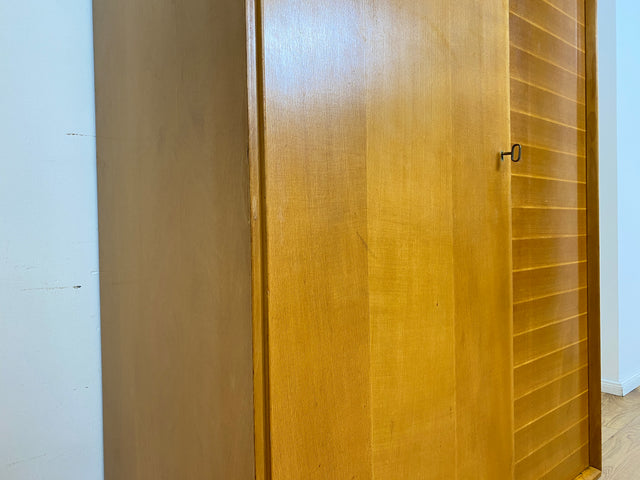 WMK Hochwertiger, stilvoller & sehr gut erhaltener heller 60er Jahre Mid-Century Kleiderschrank aus vollem Holz # Schrank Schlafzimmerschrank Flurschrank Garderobe Wäscheschrank Wardrobe Vintage 50er