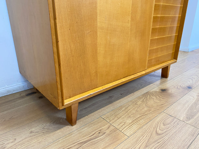 WMK Hochwertiger, stilvoller & sehr gut erhaltener heller 60er Jahre Mid-Century Kleiderschrank aus vollem Holz # Schrank Schlafzimmerschrank Flurschrank Garderobe Wäscheschrank Wardrobe Vintage 50er