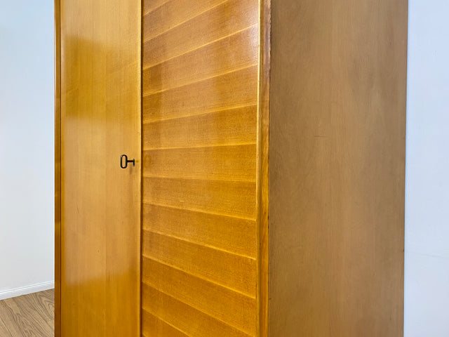 WMK Hochwertiger, stilvoller & sehr gut erhaltener heller 60er Jahre Mid-Century Kleiderschrank aus vollem Holz # Schrank Schlafzimmerschrank Flurschrank Garderobe Wäscheschrank Wardrobe Vintage 50er