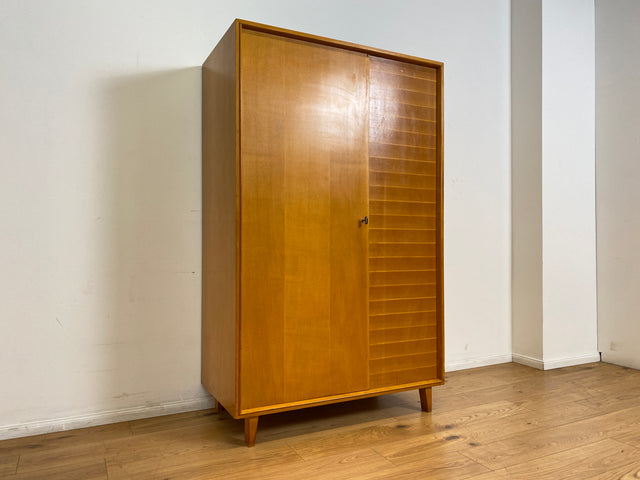 WMK Hochwertiger, stilvoller & sehr gut erhaltener heller 60er Jahre Mid-Century Kleiderschrank aus vollem Holz # Schrank Schlafzimmerschrank Flurschrank Garderobe Wäscheschrank Wardrobe Vintage 50er