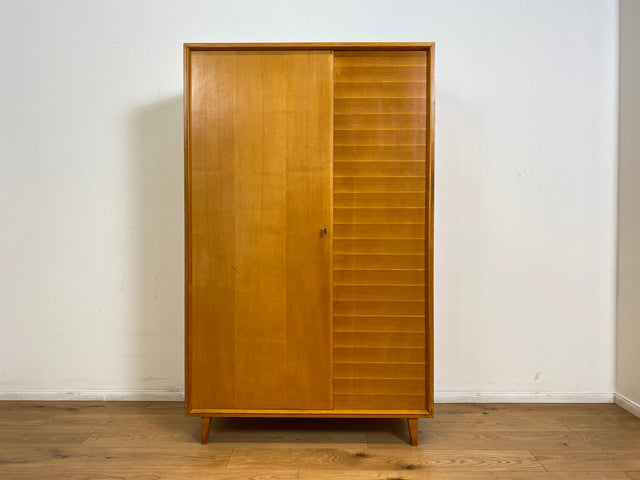 WMK Hochwertiger, stilvoller & sehr gut erhaltener heller 60er Jahre Mid-Century Kleiderschrank aus vollem Holz # Schrank Schlafzimmerschrank Flurschrank Garderobe Wäscheschrank Wardrobe Vintage 50er