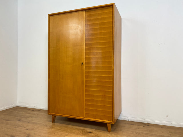 WMK Hochwertiger, stilvoller & sehr gut erhaltener heller 60er Jahre Mid-Century Kleiderschrank aus vollem Holz # Schrank Schlafzimmerschrank Flurschrank Garderobe Wäscheschrank Wardrobe Vintage 50er