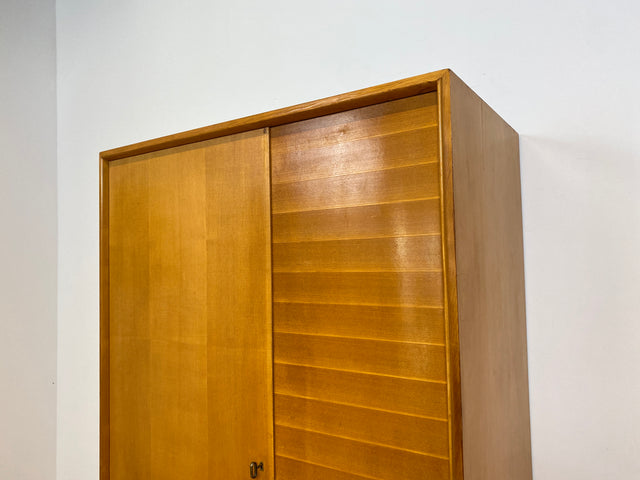 WMK Hochwertiger, stilvoller & sehr gut erhaltener heller 60er Jahre Mid-Century Kleiderschrank aus vollem Holz # Schrank Schlafzimmerschrank Flurschrank Garderobe Wäscheschrank Wardrobe Vintage 50er