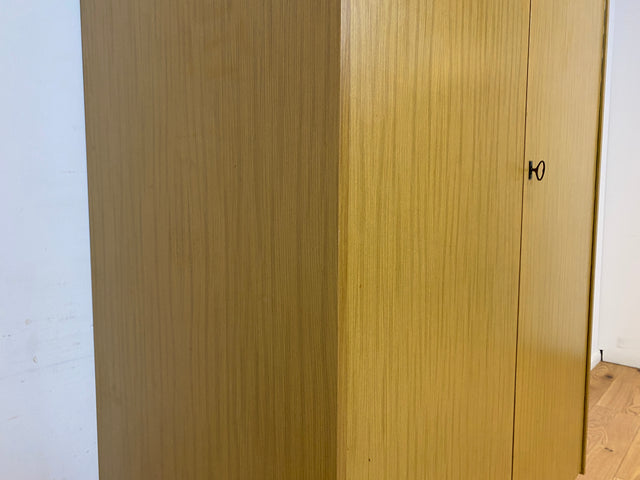 WMK I Sehr gut erhaltener und perfekt aufgeteilter heller 70er Jahre Kleiderschrank von VEB Hellerau