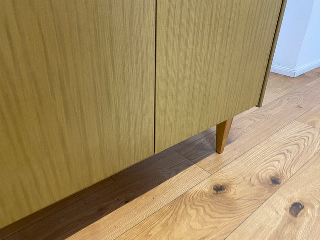 WMK I Sehr gut erhaltener und perfekt aufgeteilter heller 70er Jahre Kleiderschrank von VEB Hellerau