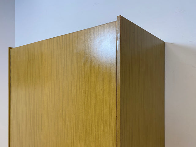 WMK I Sehr gut erhaltener und perfekt aufgeteilter heller 70er Jahre Kleiderschrank von VEB Hellerau
