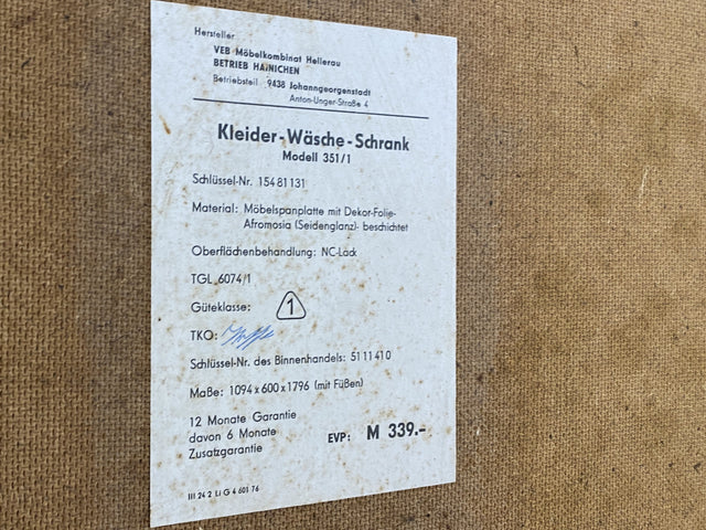 WMK I Sehr gut erhaltener und perfekt aufgeteilter heller 70er Jahre Kleiderschrank von VEB Hellerau