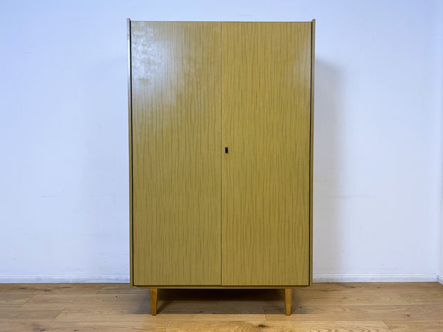 WMK I Sehr gut erhaltener und perfekt aufgeteilter heller 70er Jahre Kleiderschrank von VEB Hellerau