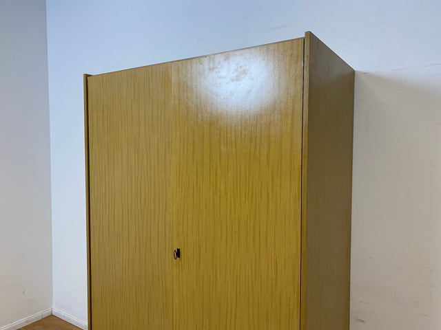 WMK I Sehr gut erhaltener und perfekt aufgeteilter heller 70er Jahre Kleiderschrank von VEB Hellerau