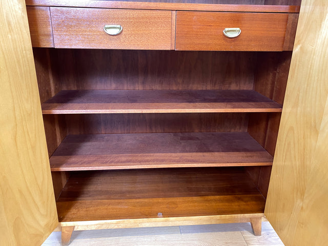 WMK I Formschöner heller Mid-Century Wäscheschrank mit innenliegenden Schubladen I Schrank Wardrobe Highboard Kommode Wäschekommode Schuhschrank Flurschrank Vintage 50er 60er Berlin Bremen Frankfurt