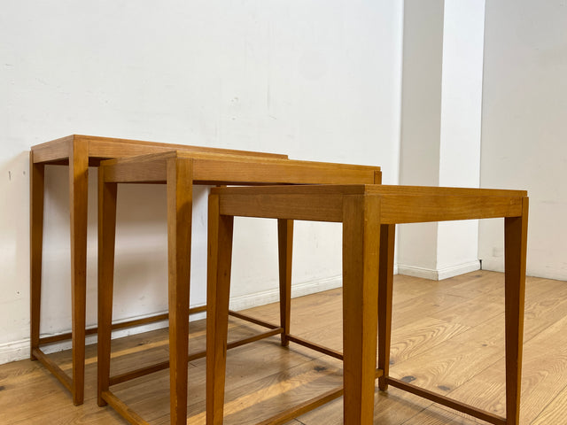 WMK I Stilvoller heller skandinavischer Mid-Century 3-in-1 Satztisch I Couchtisch Wohnzimmertisch Beistelltisch Side Coffee Nesting Table Blumen Tisch Bank Danish Design Vintage Berlin Leipzig Hamburg