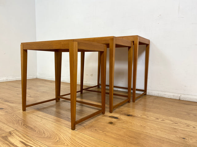 WMK I Stilvoller heller skandinavischer Mid-Century 3-in-1 Satztisch I Couchtisch Wohnzimmertisch Beistelltisch Side Coffee Nesting Table Blumen Tisch Bank Danish Design Vintage Berlin Leipzig Hamburg