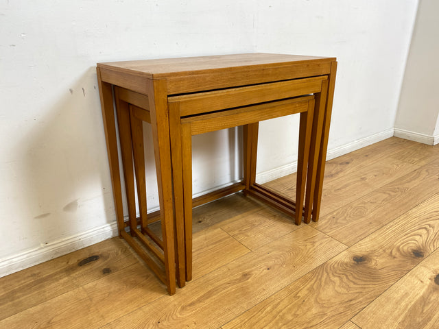 WMK I Stilvoller heller skandinavischer Mid-Century 3-in-1 Satztisch I Couchtisch Wohnzimmertisch Beistelltisch Side Coffee Nesting Table Blumen Tisch Bank Danish Design Vintage Berlin Leipzig Hamburg