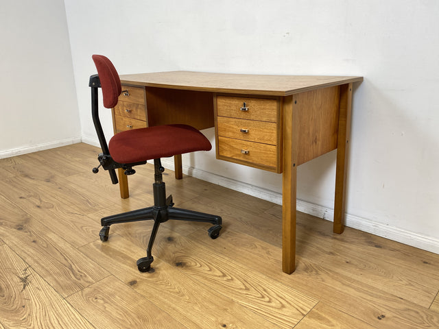 WMK # Minimalistischer heller skandinavischer Vintage Schreibtisch in Teakholz , freistellend, mit 6 Schubladen und Chrom Griffen I Desk Arbeitstisch Bürotisch Danish Design Teak Berlin Bayern Dessau