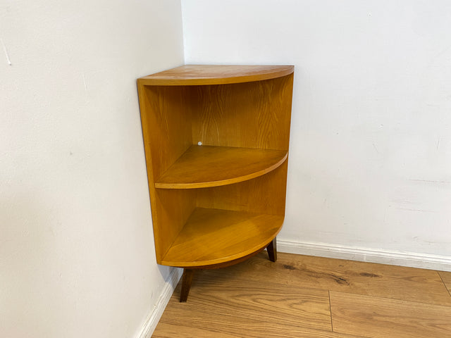 WMK I Kleines & sehr gut erhaltenes helles Mid-Century Eckregal aus vollem Holz mit konischen Füßen I Regal Bücherregal Eckschrank Eckkommode Ecke Vintage Beistelltisch Berlin Stuttgart Bielefeld 60er