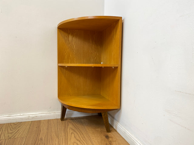 WMK I Kleines & sehr gut erhaltenes helles Mid-Century Eckregal aus vollem Holz mit konischen Füßen I Regal Bücherregal Eckschrank Eckkommode Ecke Vintage Beistelltisch Berlin Stuttgart Bielefeld 60er
