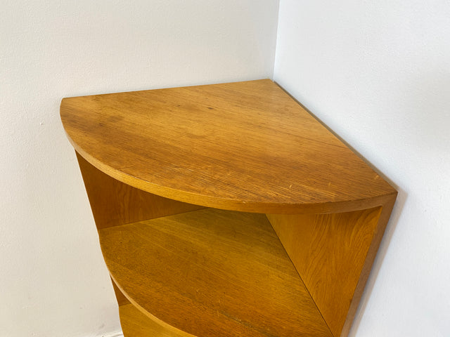 WMK I Kleines & sehr gut erhaltenes helles Mid-Century Eckregal aus vollem Holz mit konischen Füßen I Regal Bücherregal Eckschrank Eckkommode Ecke Vintage Beistelltisch Berlin Stuttgart Bielefeld 60er