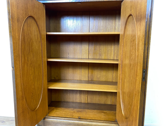 WMK I Pompöser historischer Wäscheschrank aus massiver Eiche mit handgeschnitzten Ornamenten I Schrank Kleiderschrank Wardrobe Vertiko Dielenschrank Bauernschrank Barock Antik Vintage Berlin Bayern