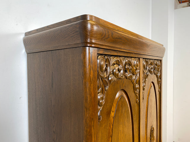 WMK I Pompöser historischer Wäscheschrank aus massiver Eiche mit handgeschnitzten Ornamenten I Schrank Kleiderschrank Wardrobe Vertiko Dielenschrank Bauernschrank Barock Antik Vintage Berlin Bayern