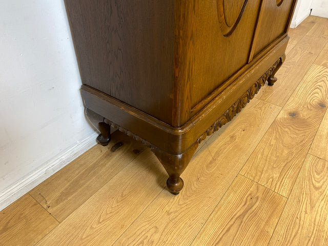 WMK I Pompöser historischer Wäscheschrank aus massiver Eiche mit handgeschnitzten Ornamenten I Schrank Kleiderschrank Wardrobe Vertiko Dielenschrank Bauernschrank Barock Antik Vintage Berlin Bayern