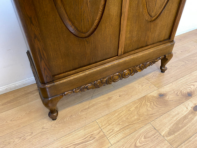 WMK I Pompöser historischer Wäscheschrank aus massiver Eiche mit handgeschnitzten Ornamenten I Schrank Kleiderschrank Wardrobe Vertiko Dielenschrank Bauernschrank Barock Antik Vintage Berlin Bayern