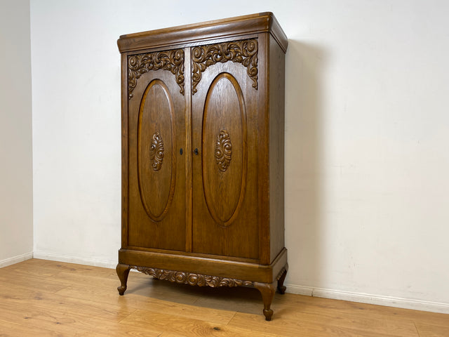 WMK I Pompöser historischer Wäscheschrank aus massiver Eiche mit handgeschnitzten Ornamenten I Schrank Kleiderschrank Wardrobe Vertiko Dielenschrank Bauernschrank Barock Antik Vintage Berlin Bayern