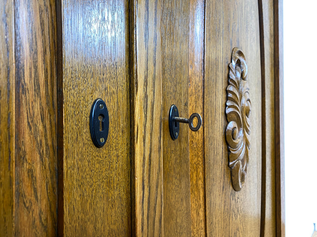 WMK I Pompöser historischer Wäscheschrank aus massiver Eiche mit handgeschnitzten Ornamenten I Schrank Kleiderschrank Wardrobe Vertiko Dielenschrank Bauernschrank Barock Antik Vintage Berlin Bayern