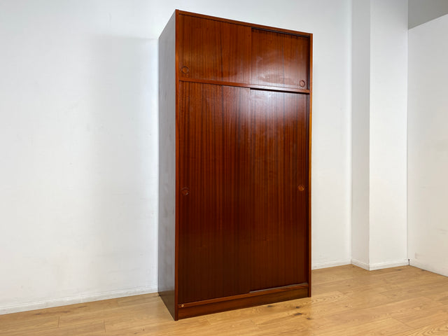 WMK I Hochwertiger hoher skandinavischer Kleiderschrank in Mahagoni mit Aufsatz und Schiebetüren I Schrank Wardrobe Schlafzimmer Wäsche Danish Design Mid-Century Vintage Berlin Düsseldorf München Jena