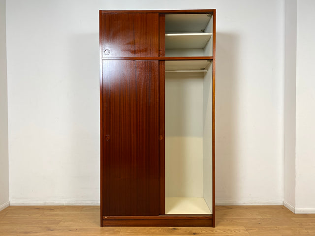 WMK I Hochwertiger hoher skandinavischer Kleiderschrank in Mahagoni mit Aufsatz und Schiebetüren I Schrank Wardrobe Schlafzimmer Wäsche Danish Design Mid-Century Vintage Berlin Düsseldorf München Jena