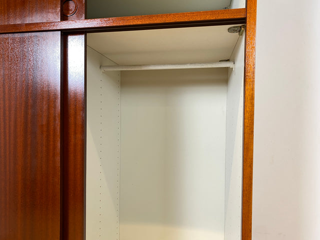 WMK I Hochwertiger hoher skandinavischer Kleiderschrank in Mahagoni mit Aufsatz und Schiebetüren I Schrank Wardrobe Schlafzimmer Wäsche Danish Design Mid-Century Vintage Berlin Düsseldorf München Jena