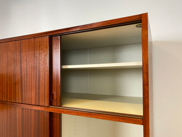 WMK I Hochwertiger hoher skandinavischer Kleiderschrank in Mahagoni mit Aufsatz und Schiebetüren I Schrank Wardrobe Schlafzimmer Wäsche Danish Design Mid-Century Vintage Berlin Düsseldorf München Jena