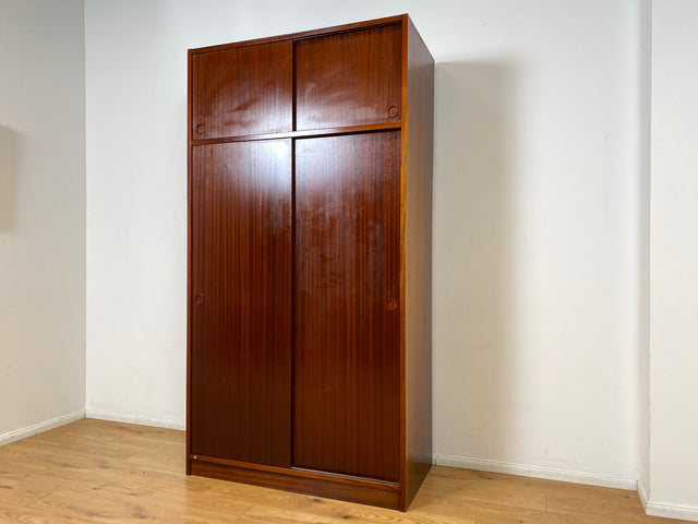 WMK I Hochwertiger hoher skandinavischer Kleiderschrank in Mahagoni mit Aufsatz und Schiebetüren I Schrank Wardrobe Schlafzimmer Wäsche Danish Design Mid-Century Vintage Berlin Düsseldorf München Jena
