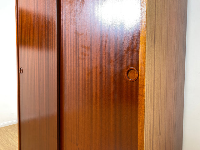WMK I Hochwertiger hoher skandinavischer Kleiderschrank in Mahagoni mit Aufsatz und Schiebetüren I Schrank Wardrobe Schlafzimmer Wäsche Danish Design Mid-Century Vintage Berlin Düsseldorf München Jena
