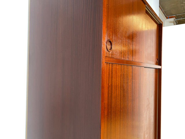 WMK I Hochwertiger hoher skandinavischer Kleiderschrank in Mahagoni mit Aufsatz und Schiebetüren I Schrank Wardrobe Schlafzimmer Wäsche Danish Design Mid-Century Vintage Berlin Düsseldorf München Jena