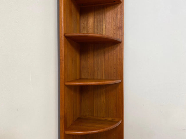 WMK I Hochwertiges und sehr gut erhaltenes schmales skandinavisches Eckregal aus vollem Holz in Teak mit verstellbaren Regalböden I Regal Bücheregal Danisch DEsign Retro Vintage TeakI